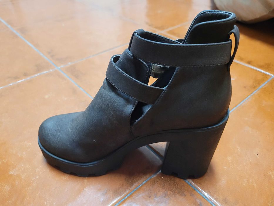 Botas castanhas - Tamanho 37