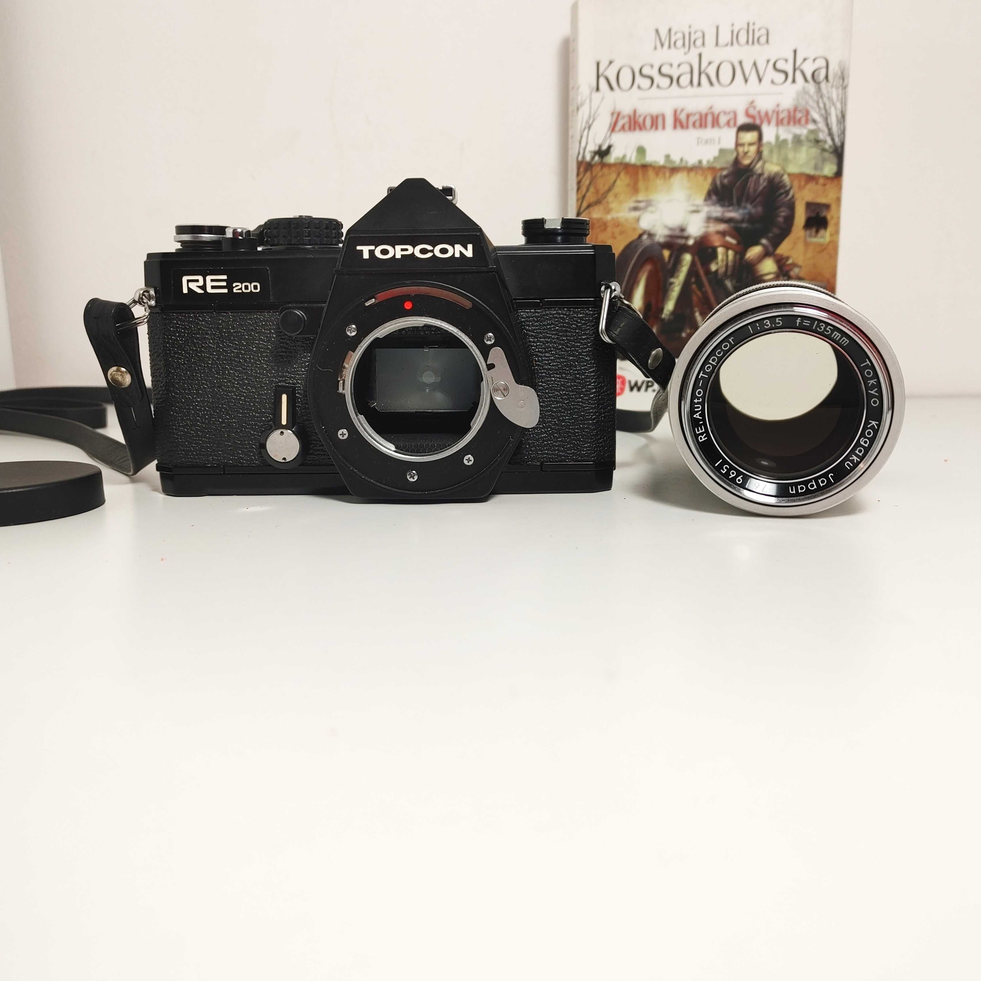 Klasyczna lustrzanka analogowa TOPCON Re 200 z Lens Topcor 1:3,5 135mm