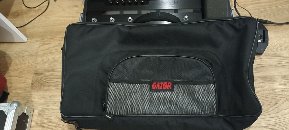 Pedaleira Line 6 Helix Floor com Hard case e saco