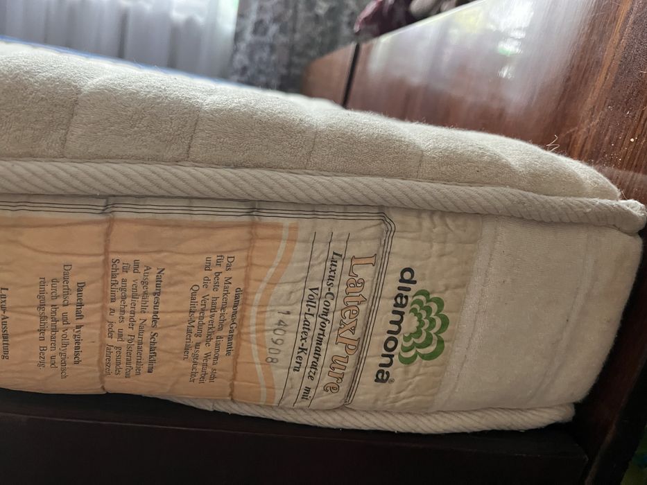 Продам два ліжка з матрацами