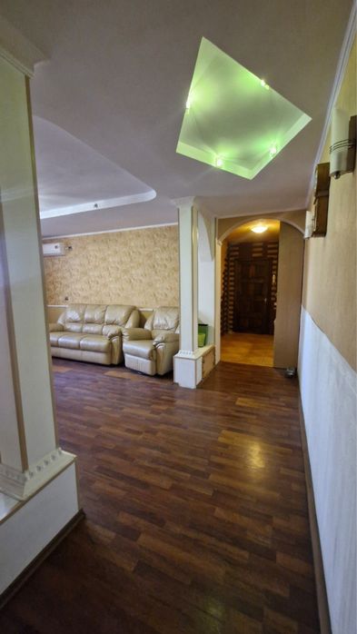 Продаеться  от Хозяина 3-х комнатная квартира + гараж