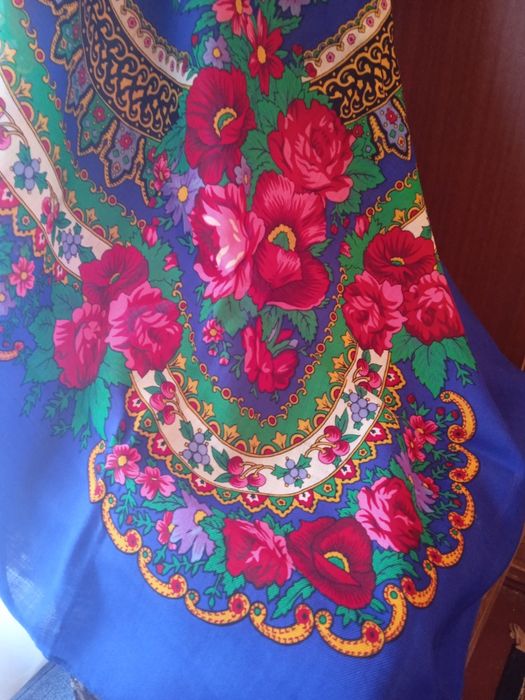 Продам дві великих хустки