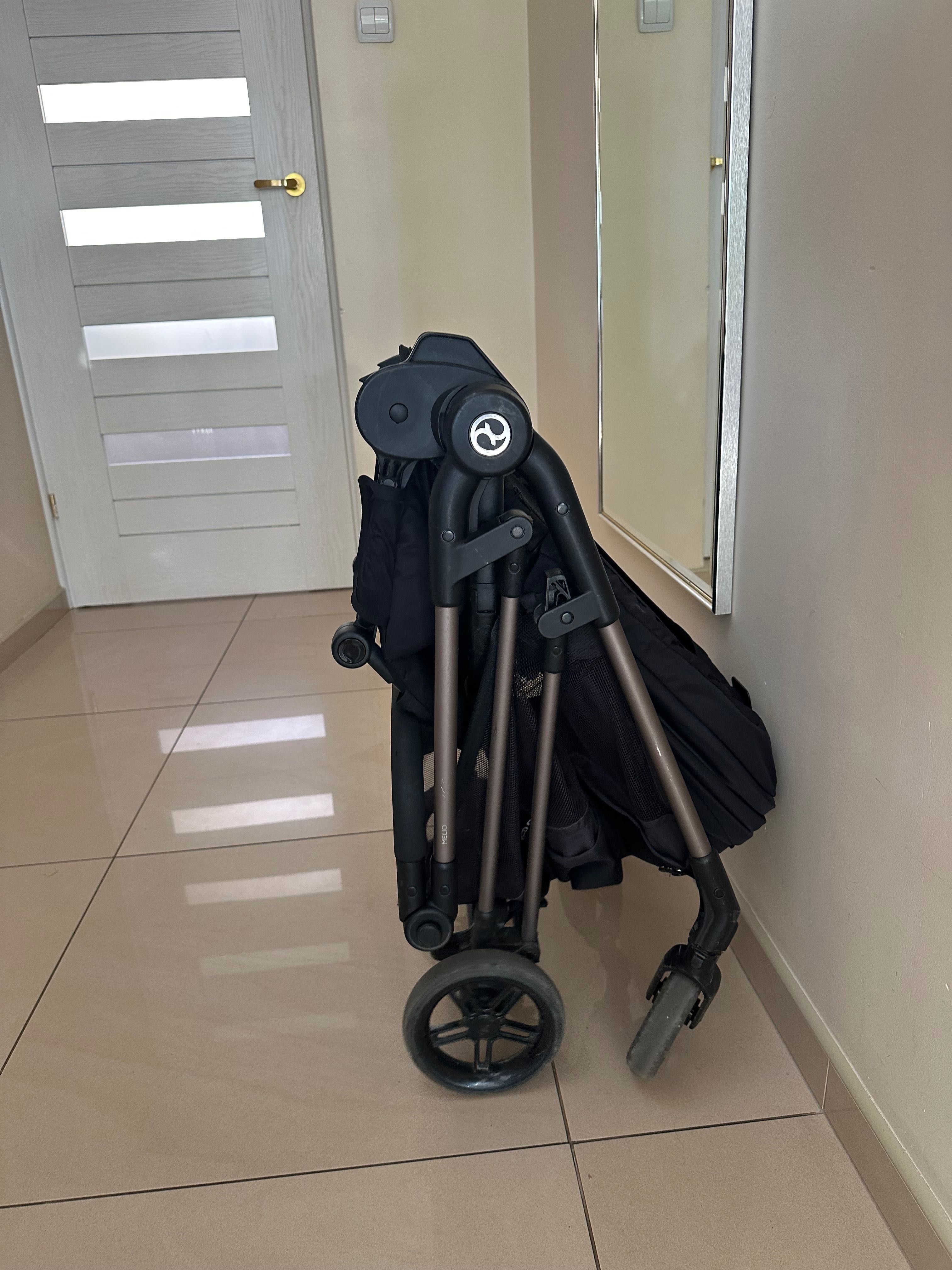Wózek spacerowy Amelii z gondolą i uchwytem na kubek