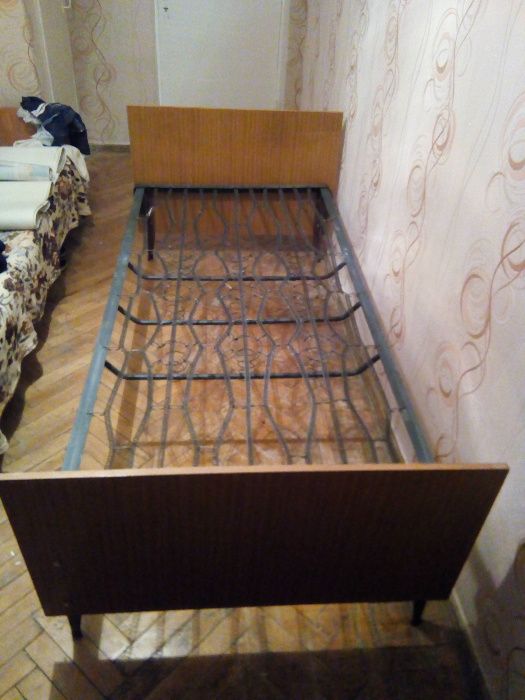 Кровать на железных пружинах .