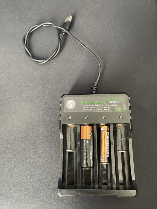 Carregador de Pilhas Recarregáveis