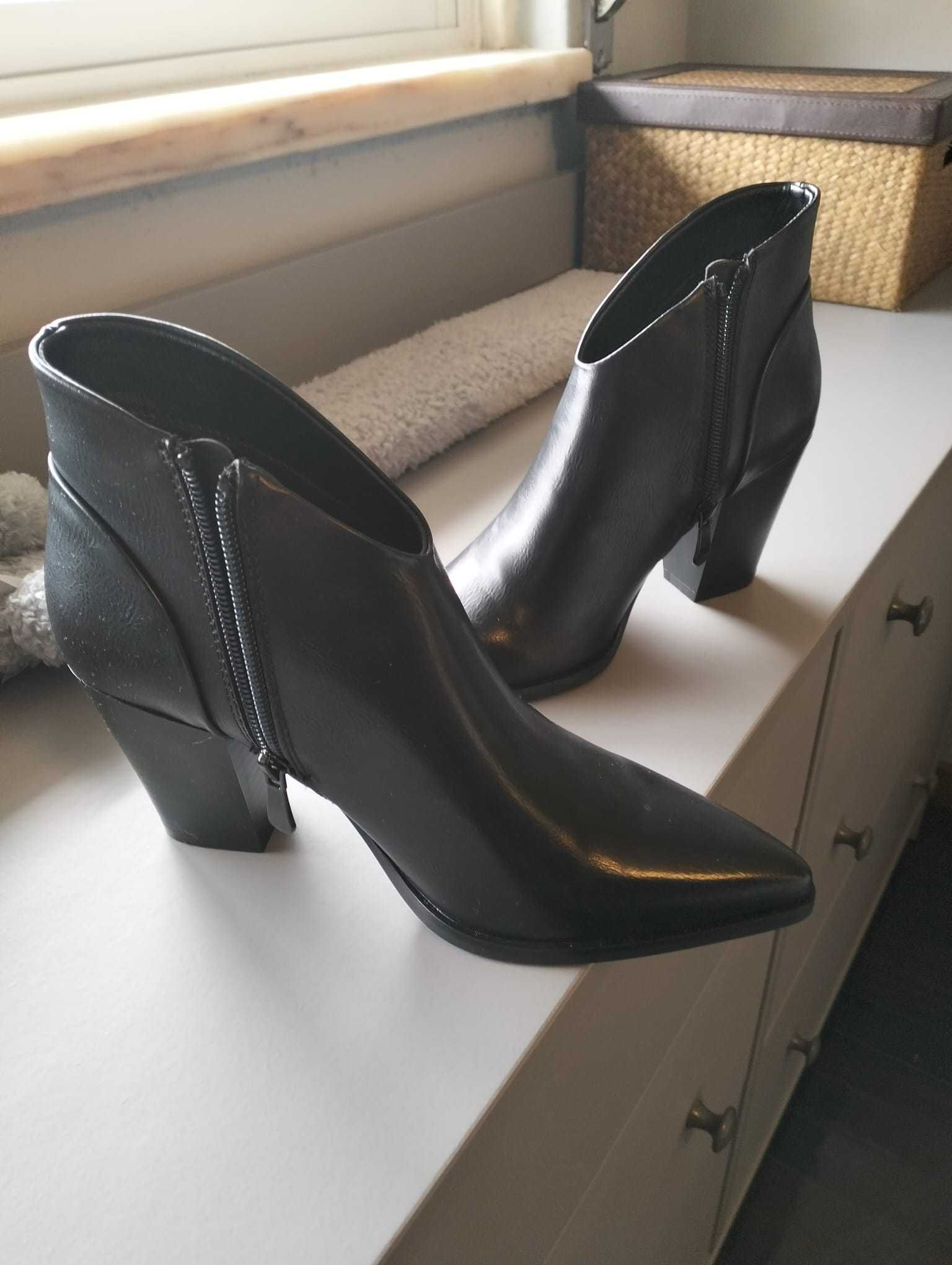 Bota de senhora cano baixo ou botins.