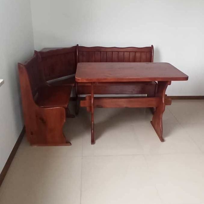 Drewniany stół z ławą narożną