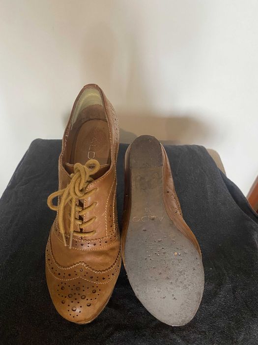 Sapatos em pele de cunha marca Aldo