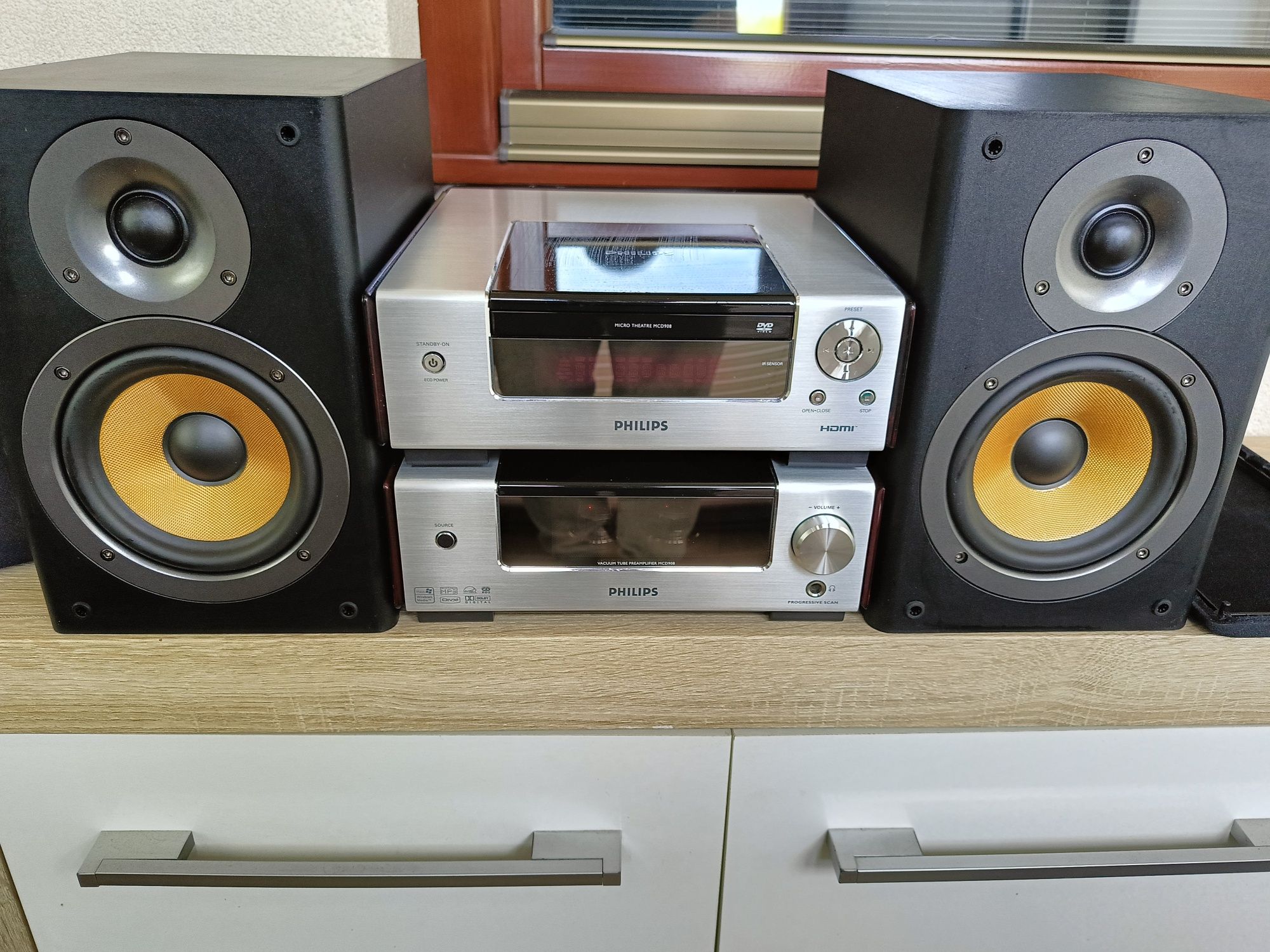 Wieża Philips MCD 908 z kolumnami