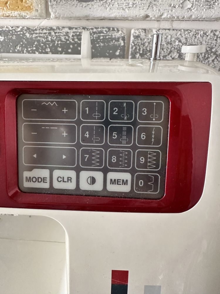 Janome,компʼютерна швейно-вишивальна машина.