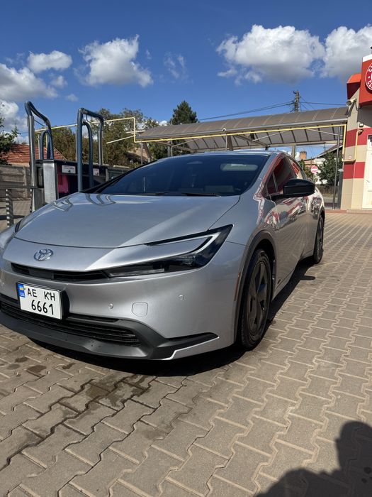 toyota prius повний прівід