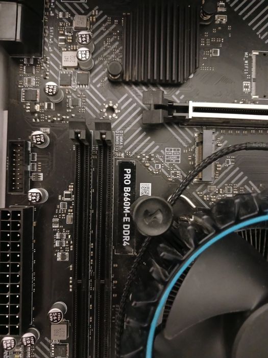 Материнська плата Msi b660m-e