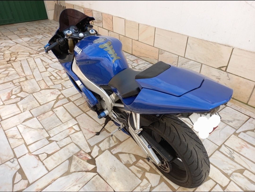 Yamaha r1  rn04 2000