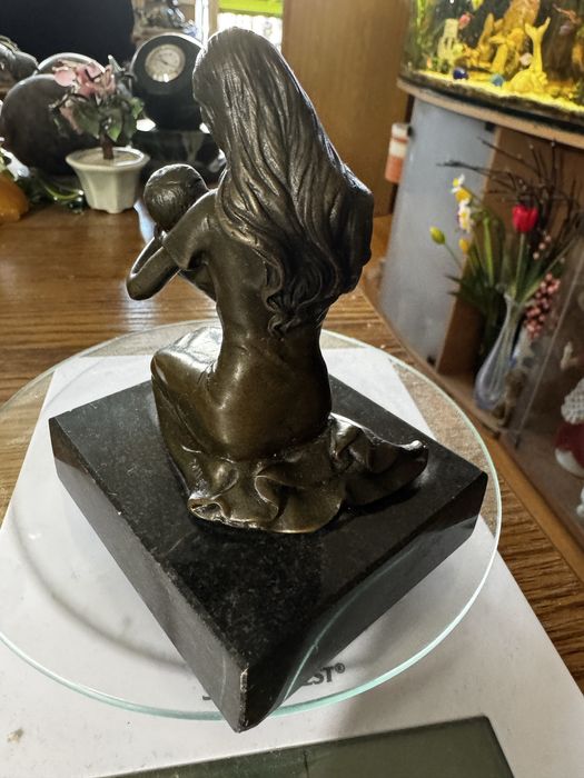 Figurka z brazu Macierzynstwo