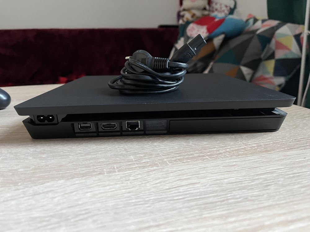 Konsola PlayStation 4 slim 1TB + 2 pady + zasilacz + ładowarka