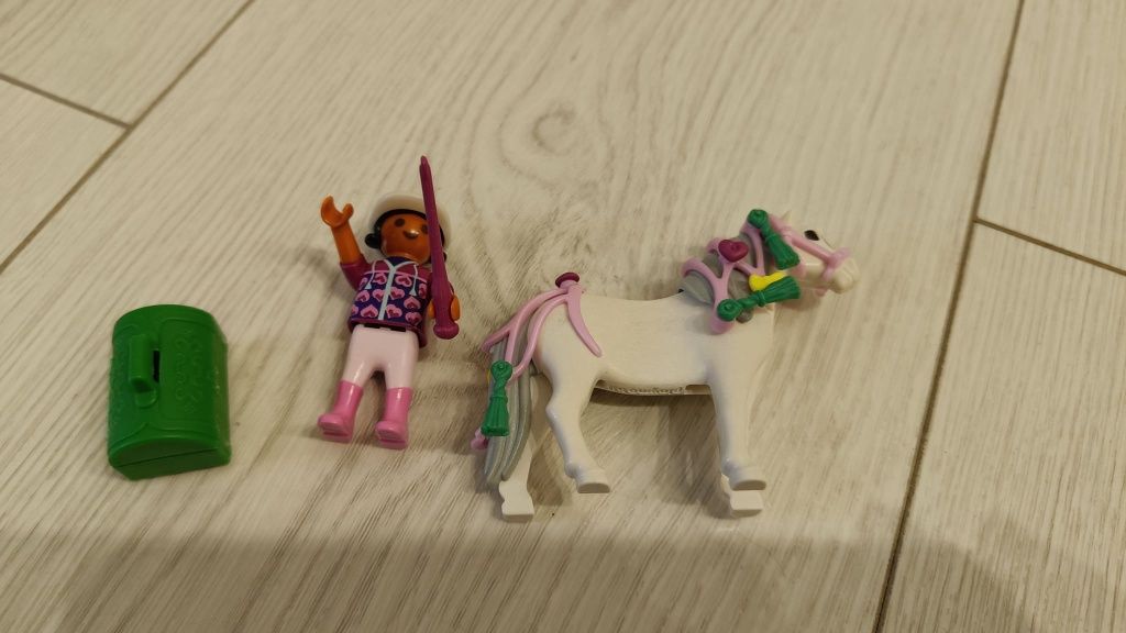 Playmobil dziewczynka z koniem