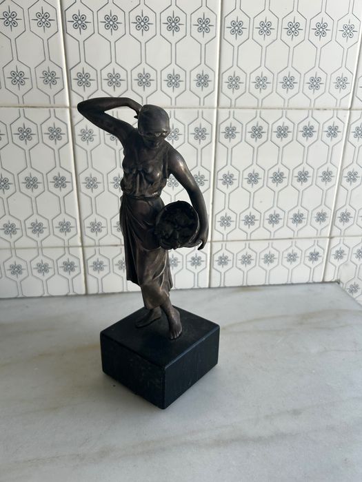 Escultura de bronze com base em mármore