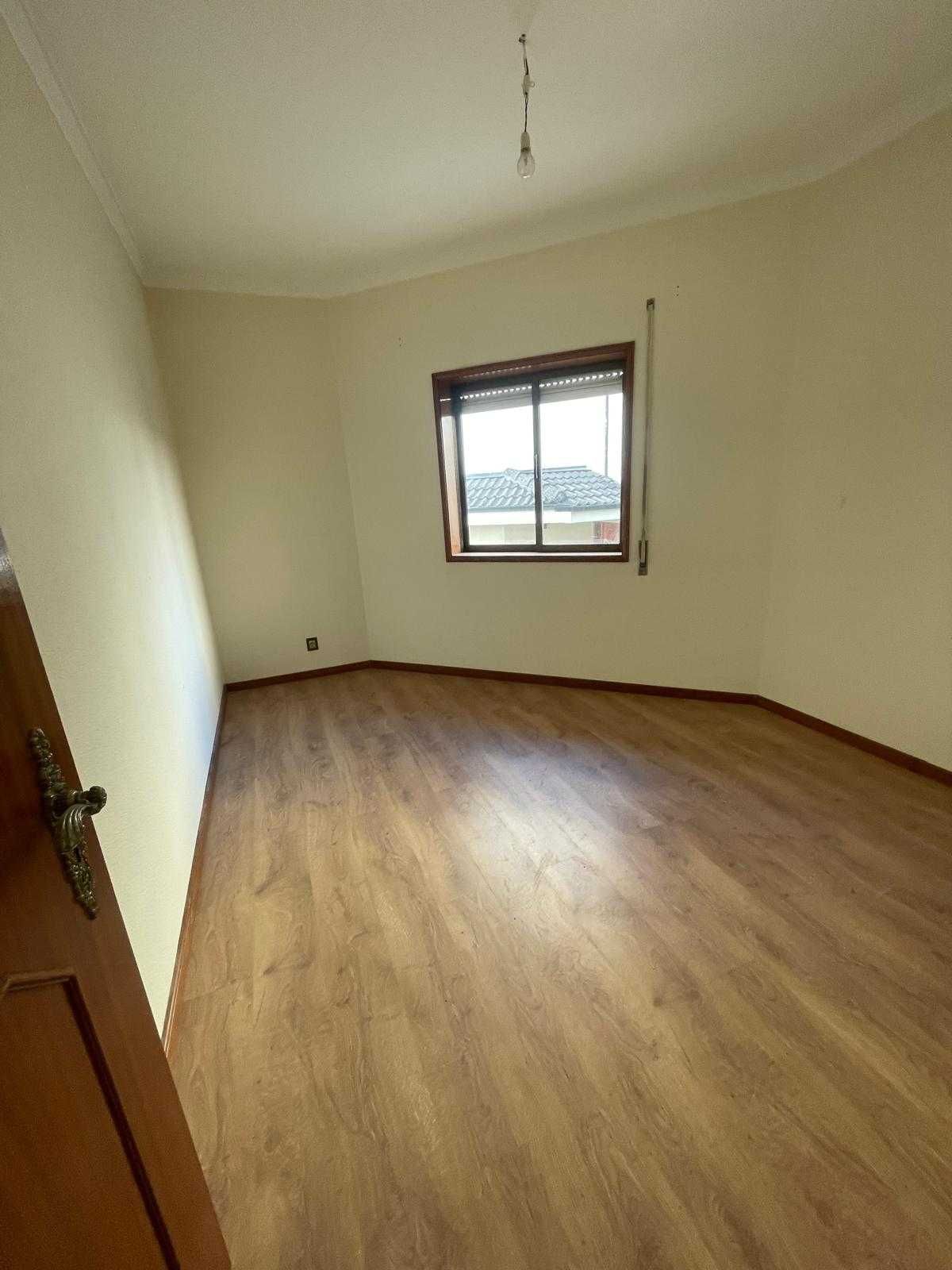 Andar Moradia T2+1 com anexo, Rés do Chão, em Baguim do Monte