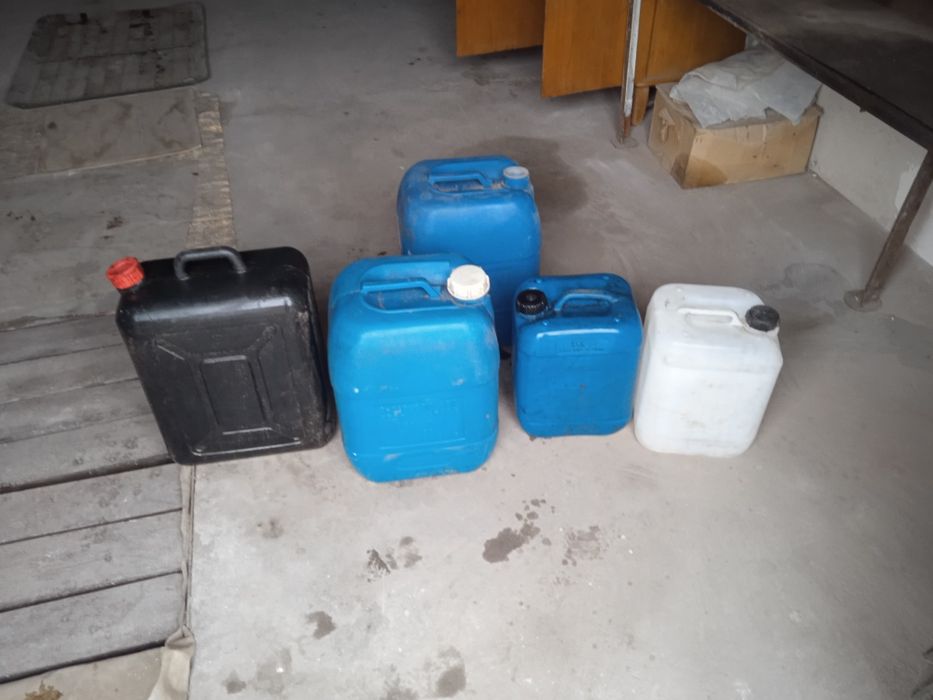 Конистры  металические и пластиковые 20 лит  20 литровые