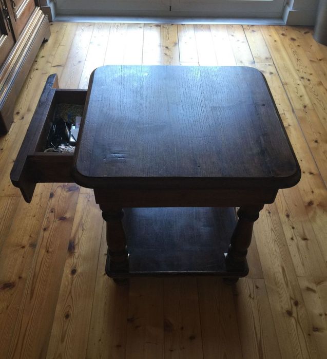 Mesa de apoio em madeira castanha