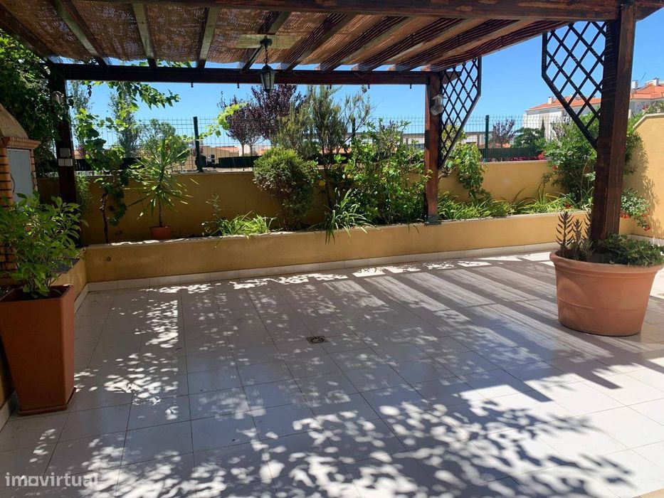 Apartamento T2 Com Muita Luz, Boas Areas E Situado Em Zona Prime