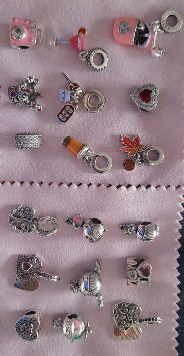 Pulseiras, charms e colares em prata