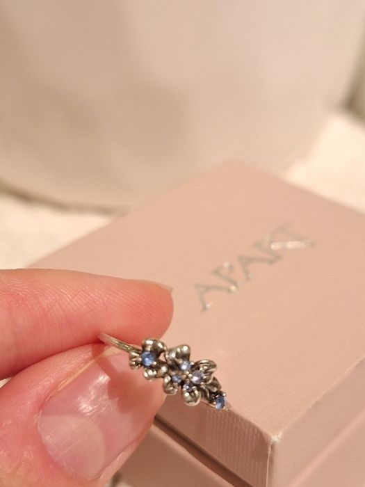 Pierścionek Apart srebrny z kwiatami i niebieskimi cyrkoniami