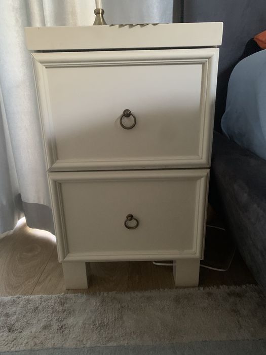 Szafka nocna drewniana w kolorze ecru