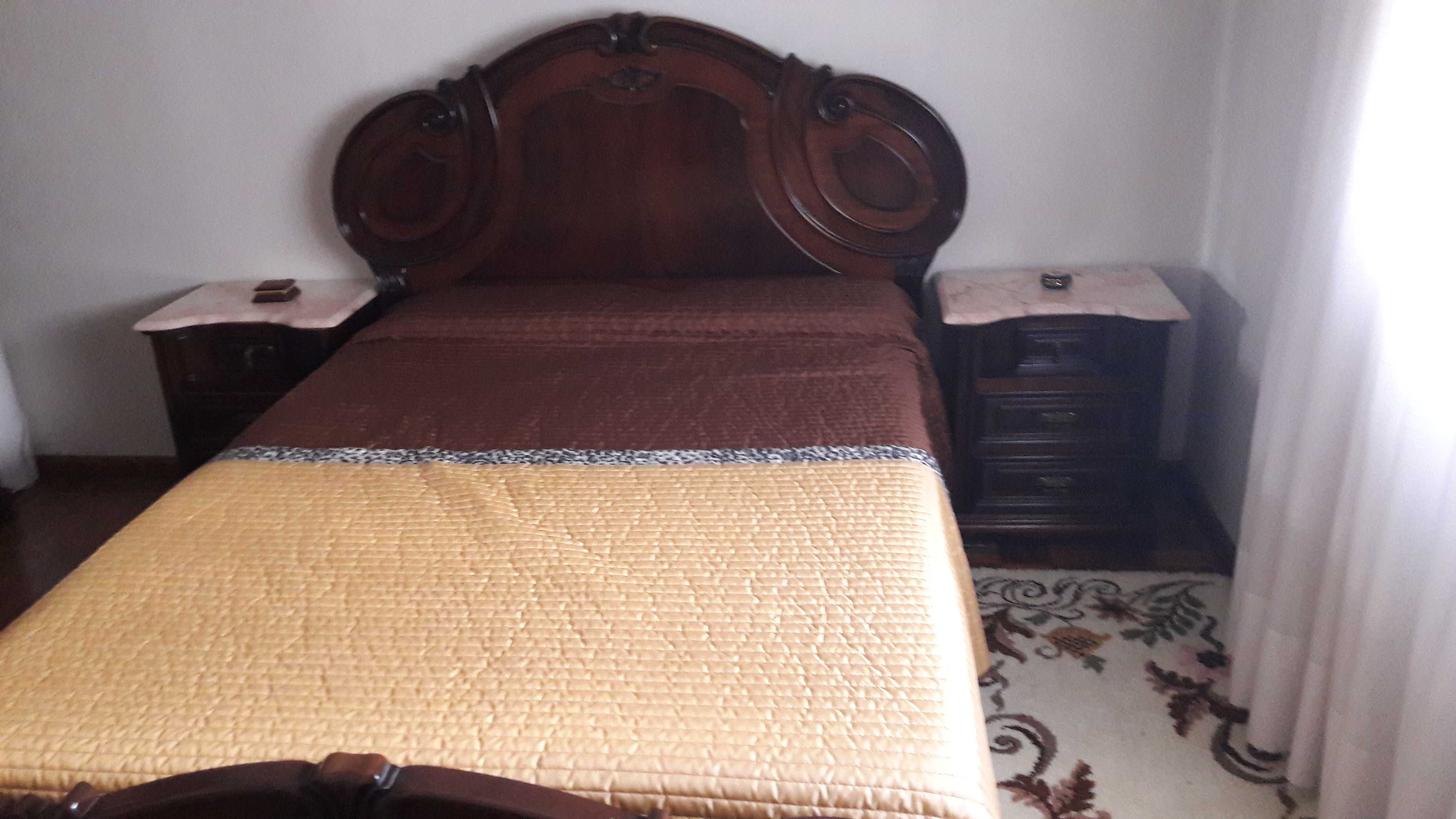 Mobília de quarto em nogueira, completa como nova.