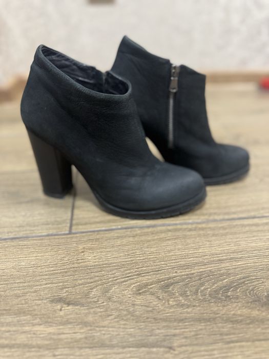Чорні Ботильйони на каблуку