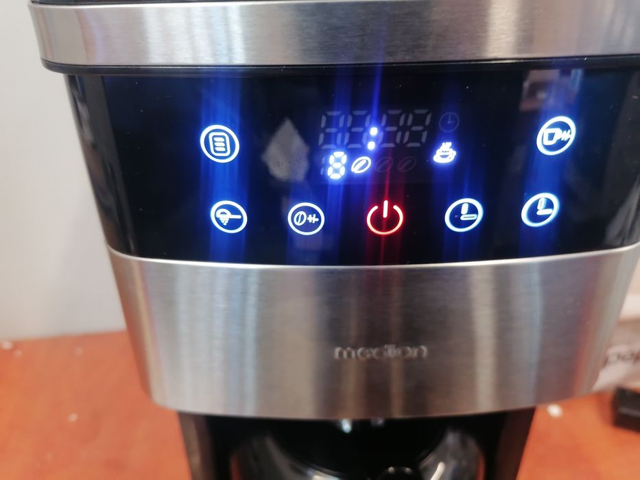 Ekspres do kawy przelewowy z młynkiem.