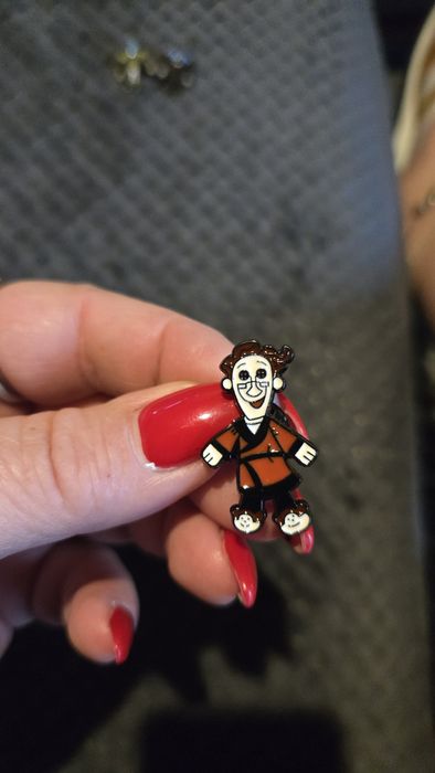 Przypinka pan w pizamie.