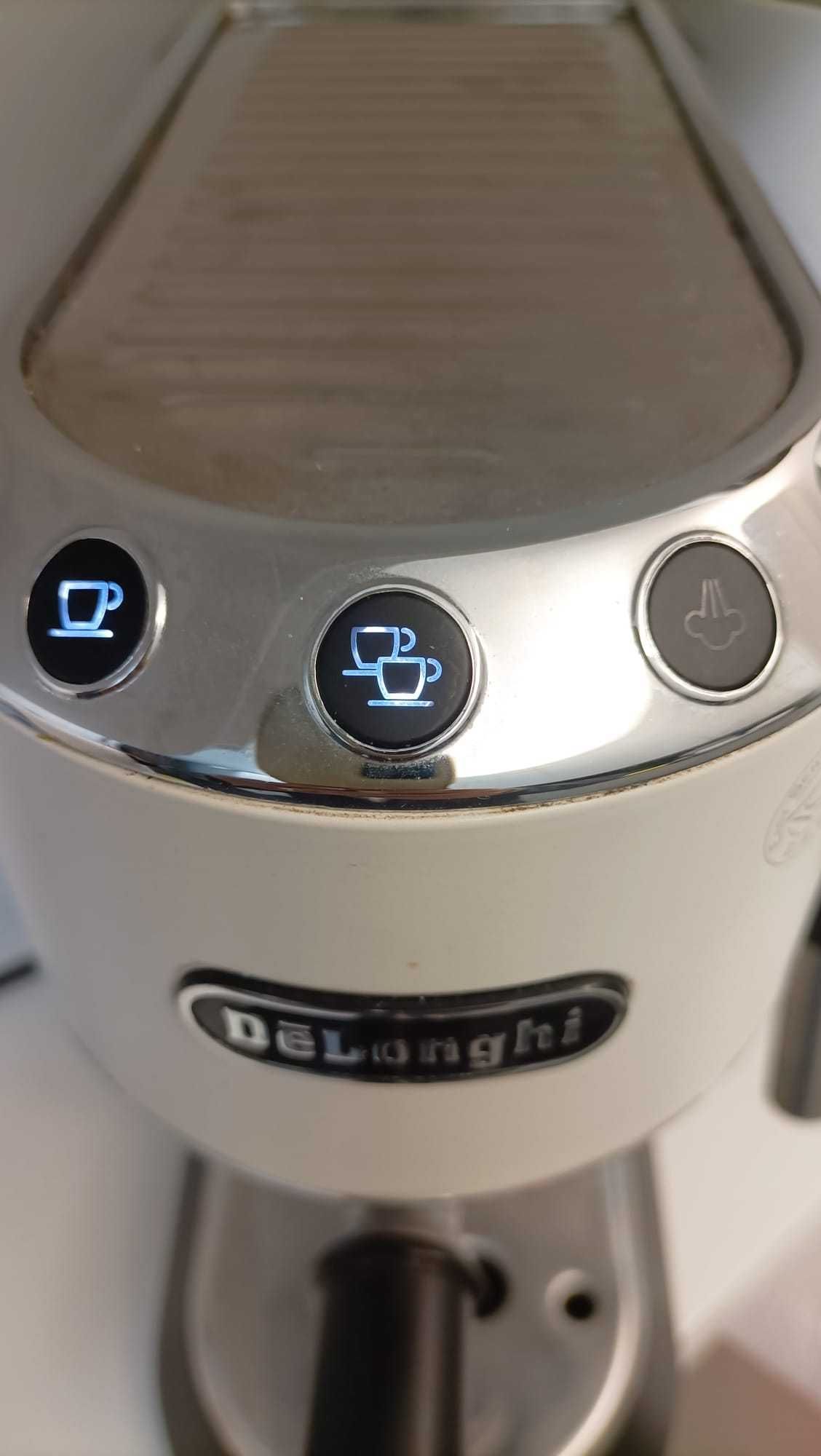 Maquina de café Expresso Delonghi Dedica - Com manipulo