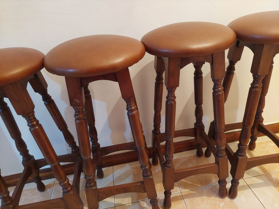 Quatro bancos de bar