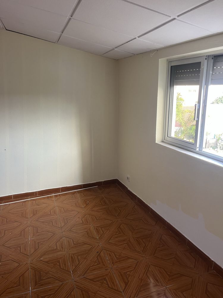 Alugo quarto em Famões T2/Casa – ambiente sossegado, entrada imediata