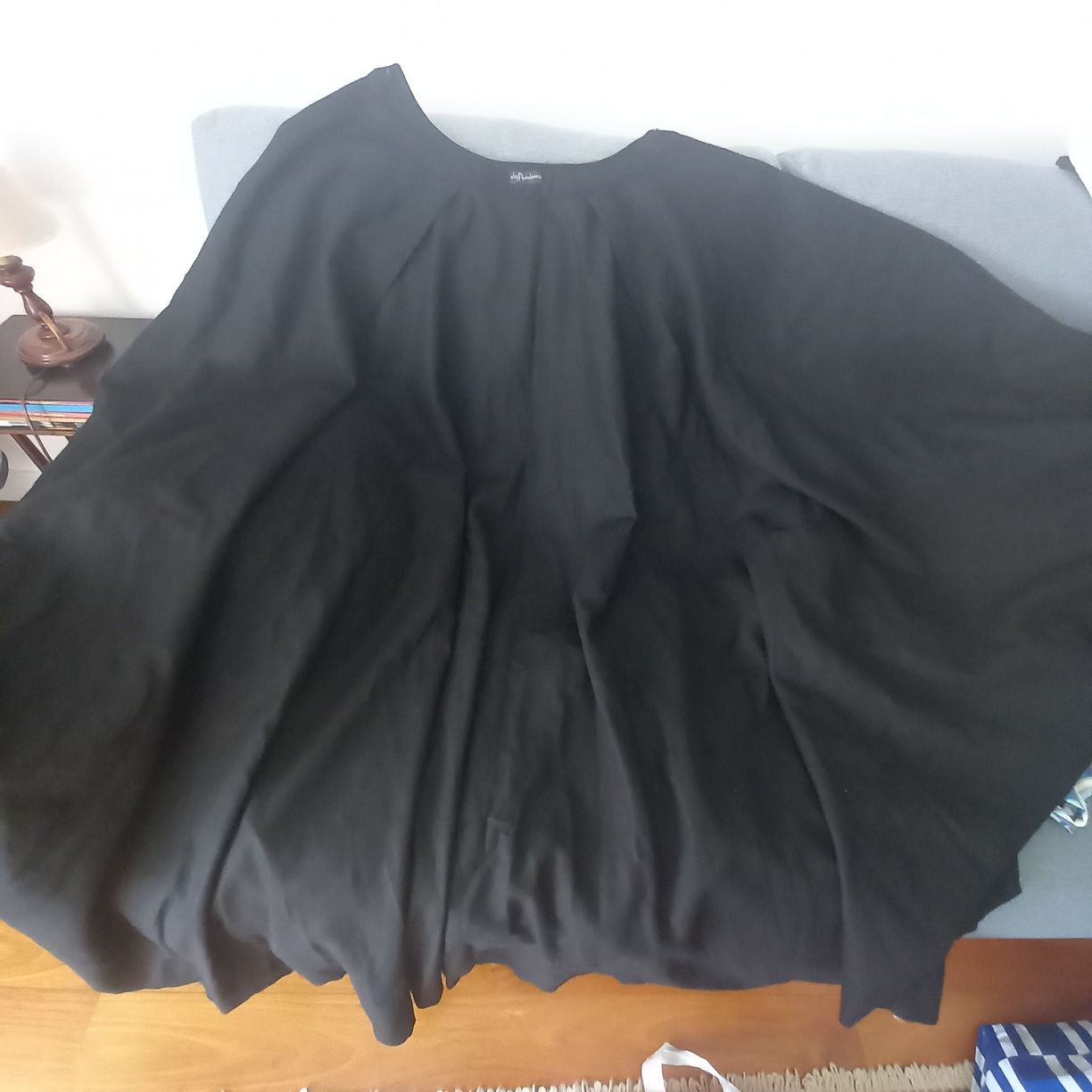 Fato académico com a respetiva capa vestido apenas para bênção das pas