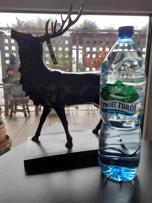 Elegancką figurka jelenia na podstawce marki J-Line