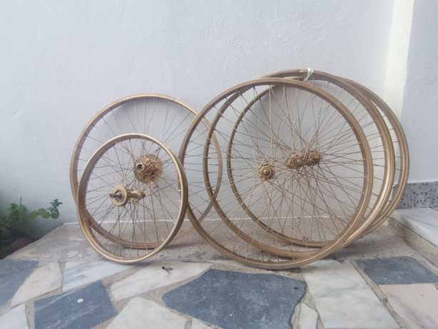 5 rodas de bicicleta douradas