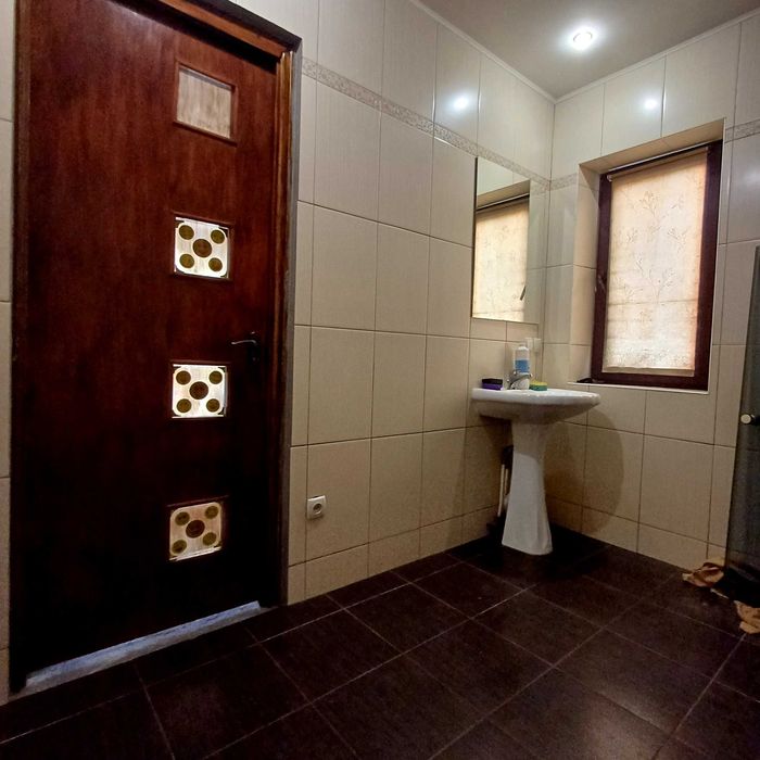 Продаж півбудинку,район центральних мостів,лодочної станції.