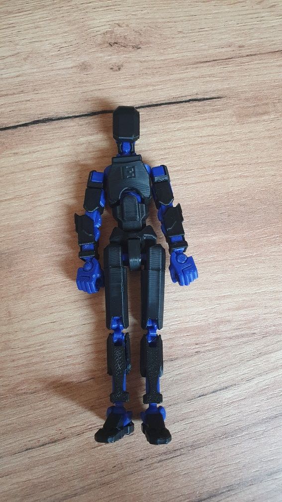 Figurka wojownik z drukarki 3d ruchomy (klon-minilegendy]