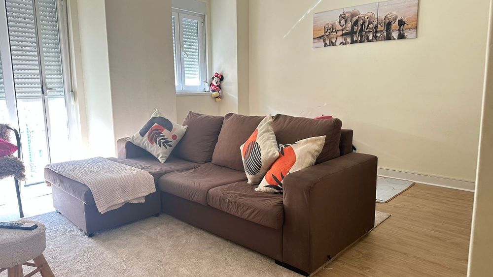 Combo sofá, colchão e mesa