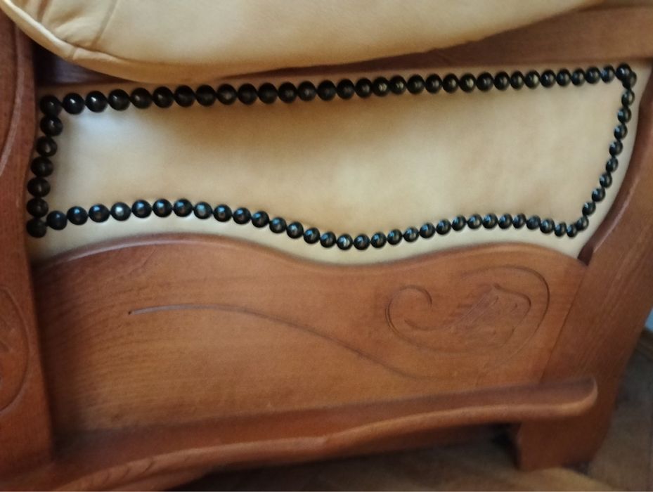 Диван і крісло на дубовій основі