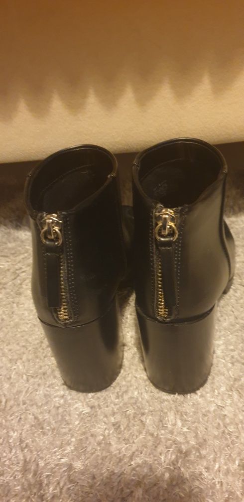 Botas em pel  de cor preta da PuLL&BEAR n37