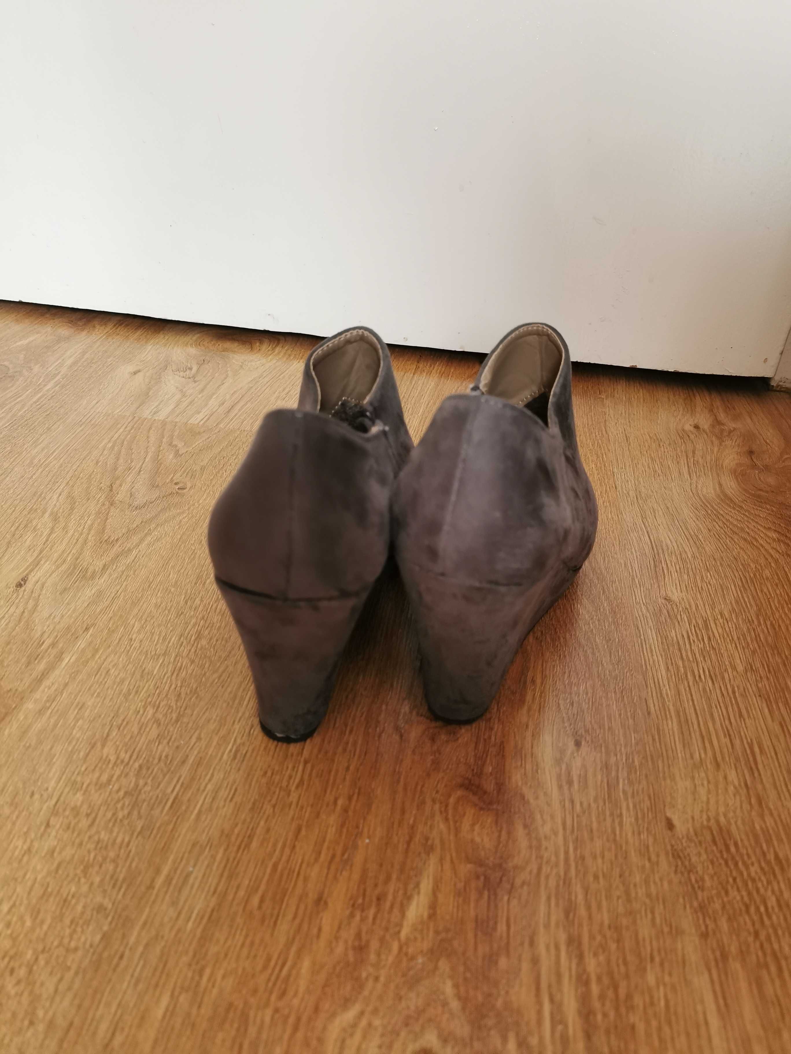 Botki na koturnie