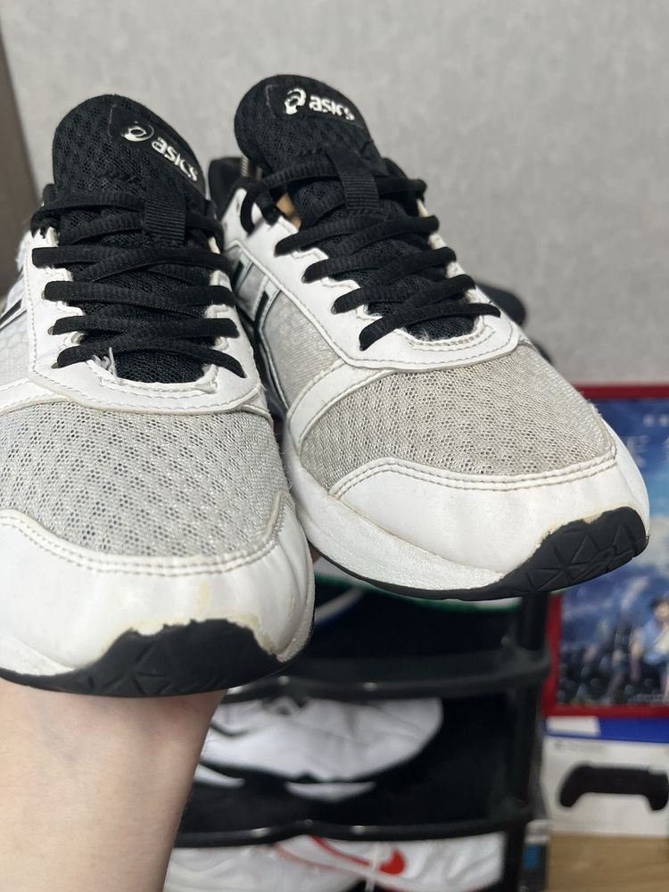 Кроссовки asics для спорта.