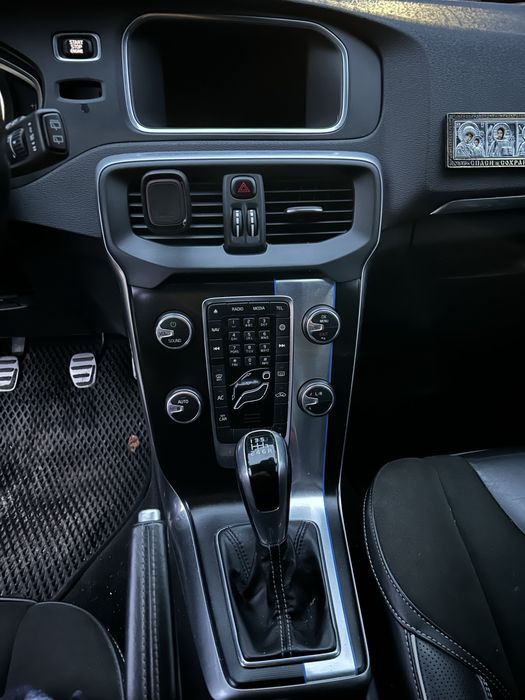 Авто Volvo v40 2015 року
