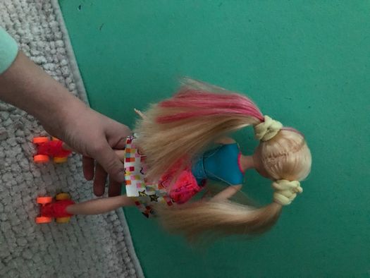 kolorowa lalka barbie na wrotkach