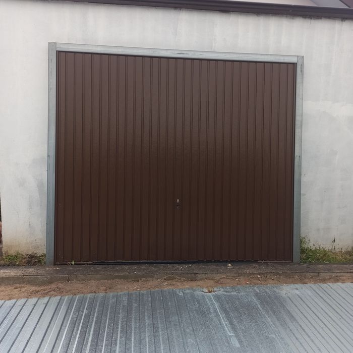 Brama garażowa brązowa