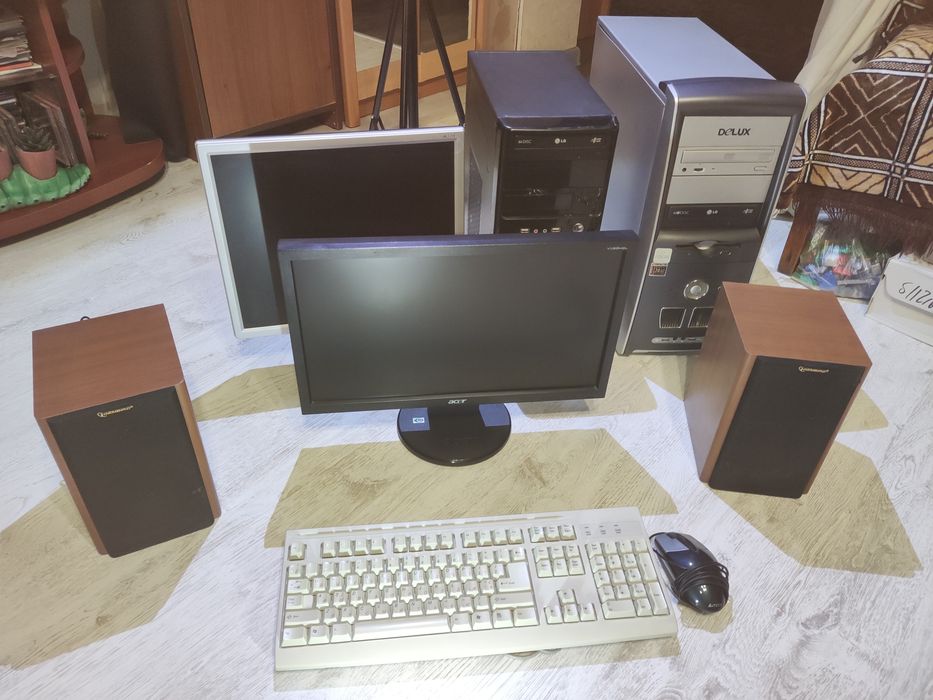 Два настільних комп'ютери