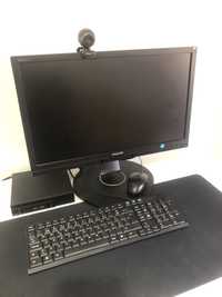Computador fixo com tudo completo (teclado, rato, webcam e monitor)